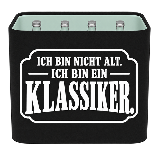 Schwarze KistenBlende für Wasserkisten mit 12 × 0,75 l Glasflaschen mit weißem Geburtstagsmotiv „Ich bin nicht alt. Ich bin ein Klassiker.“.