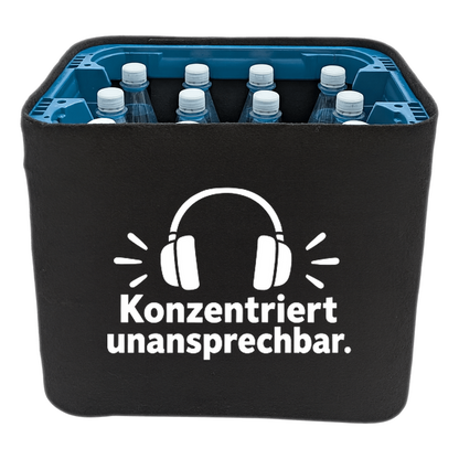 KistenBlende „Konzentriert unansprechbar.“ – Wasserkiste für PET-Flaschen, schwarze Filzblende mit Motiv.