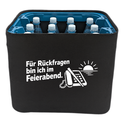 KistenBlende „Für Rückfragen bin ich im Feierabend.“ – Wasserkiste für PET-Flaschen, schwarze Filzblende mit Motiv.
