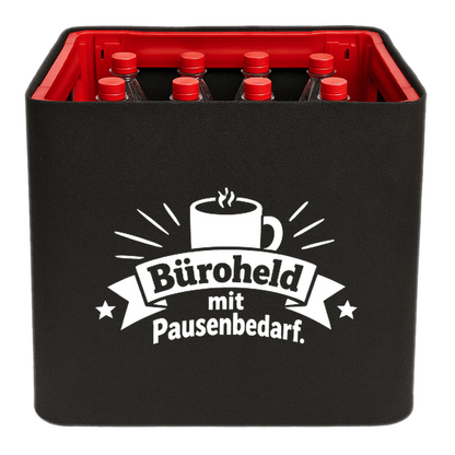 KistenBlende „Büroheld mit Pausenbedarf.“ – Limonadenkiste für PET-Flaschen, schwarze Filzblende mit Motiv.