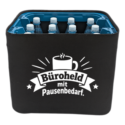 KistenBlende „Büroheld mit Pausenbedarf.“ – Wasserkiste für PET-Flaschen, schwarze Filzblende mit Motiv.