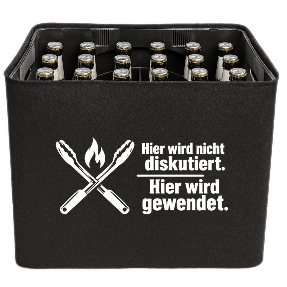 KistenBlende „Hier wird nicht diskutiert. Hier wird gewendet.“ – Bierkasten 24 × 0,33 l, schwarze Filzblende mit Motiv.