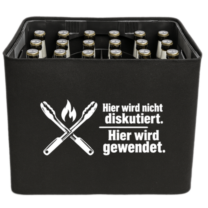 KistenBlende „Hier wird nicht diskutiert. Hier wird gewendet.“ – Bierkasten 24 × 0,33 l, schwarze Filzblende mit Motiv.