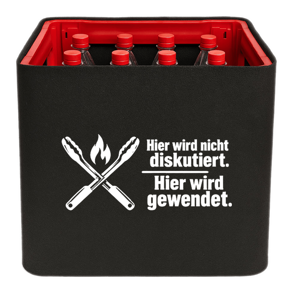 KistenBlende „Hier wird nicht diskutiert. Hier wird gewendet.“ – Limonadenkiste für PET-Flaschen, schwarze Filzblende mit Motiv.