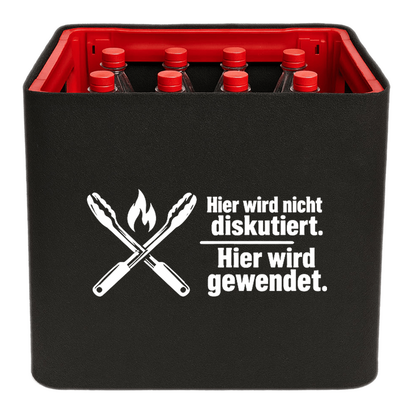 KistenBlende „Hier wird nicht diskutiert. Hier wird gewendet.“ – Limonadenkiste für PET-Flaschen, schwarze Filzblende mit Motiv.