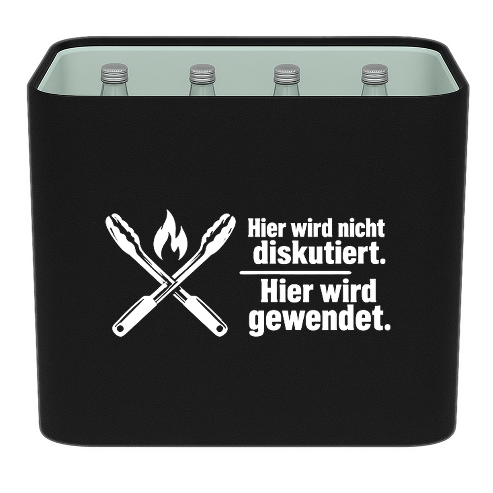 KistenBlende „Hier wird nicht diskutiert. Hier wird gewendet.“ – Wasserkiste für Glasflaschen, schwarze Filzblende mit Motiv.