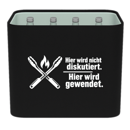 KistenBlende „Hier wird nicht diskutiert. Hier wird gewendet.“ – Wasserkiste für Glasflaschen, schwarze Filzblende mit Motiv.