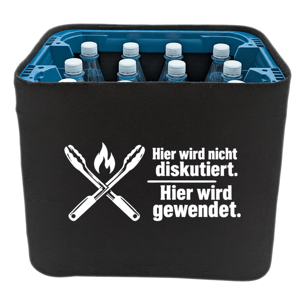KistenBlende „Hier wird nicht diskutiert. Hier wird gewendet.“ – Wasserkiste für PET-Flaschen, schwarze Filzblende mit Motiv.
