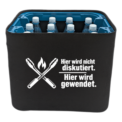 KistenBlende „Hier wird nicht diskutiert. Hier wird gewendet.“ – Wasserkiste für PET-Flaschen, schwarze Filzblende mit Motiv.