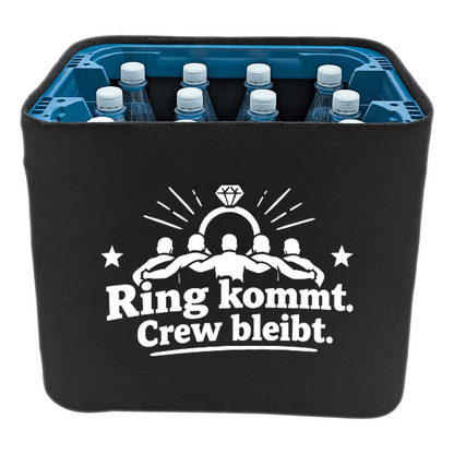 KistenBlende „Ring kommt. Crew bleibt.“ – Wasserkiste für PET-Flaschen, schwarze Filzblende mit Motiv.