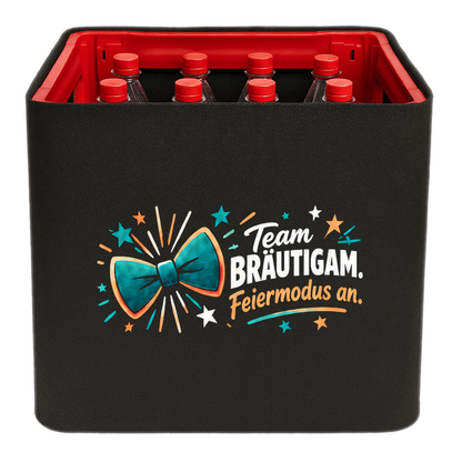 KistenBlende „Team Bräutigam. Feiermodus an.“ – Limonadenkiste für PET-Flaschen, schwarze Filzblende mit Motiv.