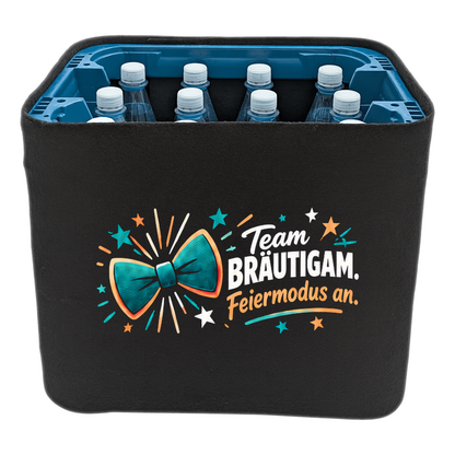 KistenBlende „Team Bräutigam. Feiermodus an.“ – Wasserkiste für PET-Flaschen, schwarze Filzblende mit Motiv.