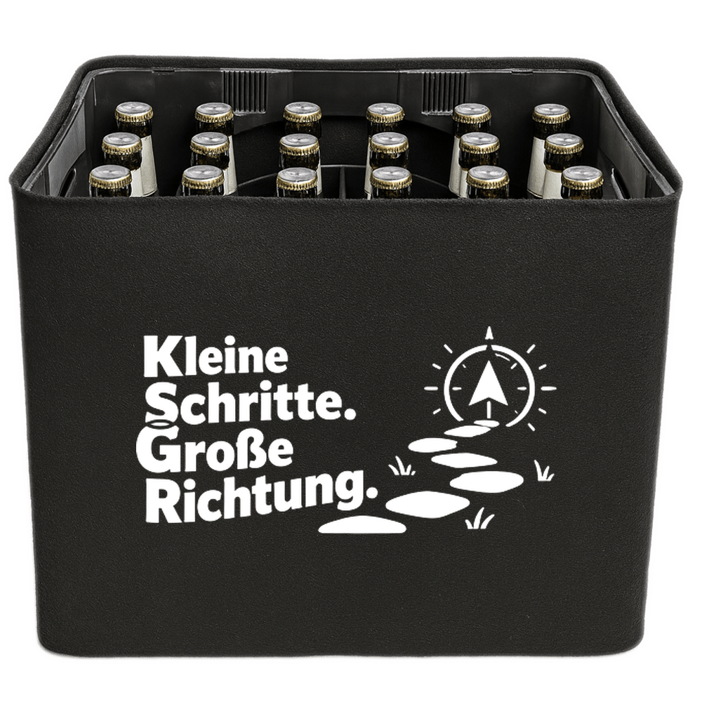 KistenBlende „Kleine Schritte. Große Richtung.“ – Bierkasten 24 × 0,33 l, schwarze Filzblende mit Motiv.