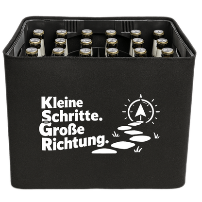 KistenBlende „Kleine Schritte. Große Richtung.“ – Bierkasten 24 × 0,33 l, schwarze Filzblende mit Motiv.