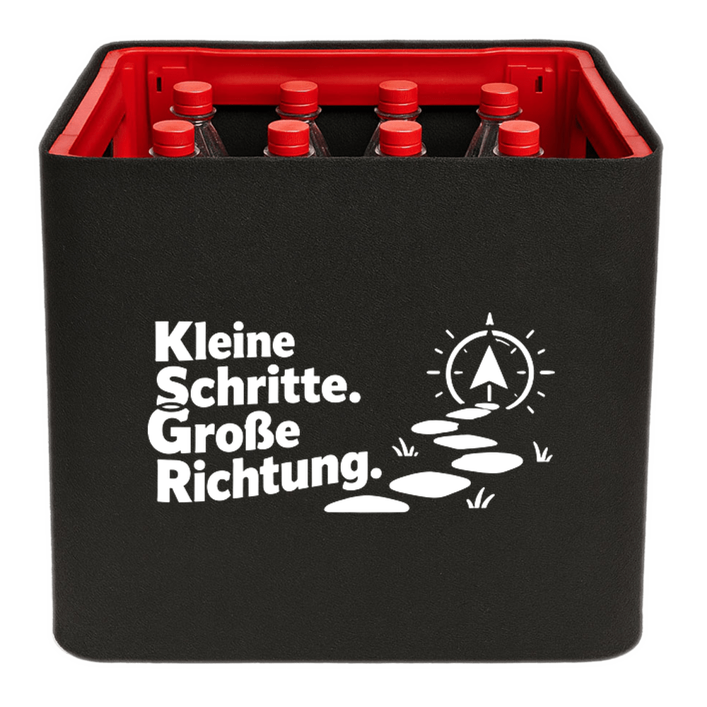 KistenBlende „Kleine Schritte. Große Richtung.“ – Limonadenkiste für PET-Flaschen, schwarze Filzblende mit Motiv.