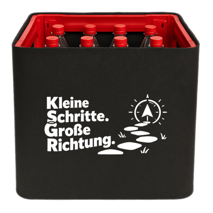 KistenBlende „Kleine Schritte. Große Richtung.“ – Limonadenkiste für PET-Flaschen, schwarze Filzblende mit Motiv.