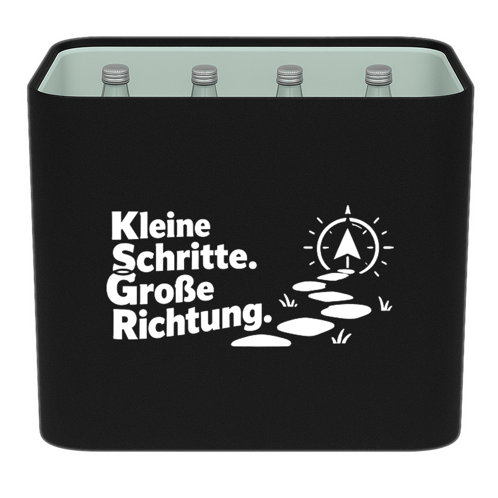 KistenBlende „Kleine Schritte. Große Richtung.“ – Wasserkiste für Glasflaschen, schwarze Filzblende mit Motiv.