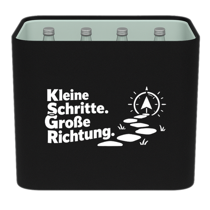KistenBlende „Kleine Schritte. Große Richtung.“ – Wasserkiste für Glasflaschen, schwarze Filzblende mit Motiv.