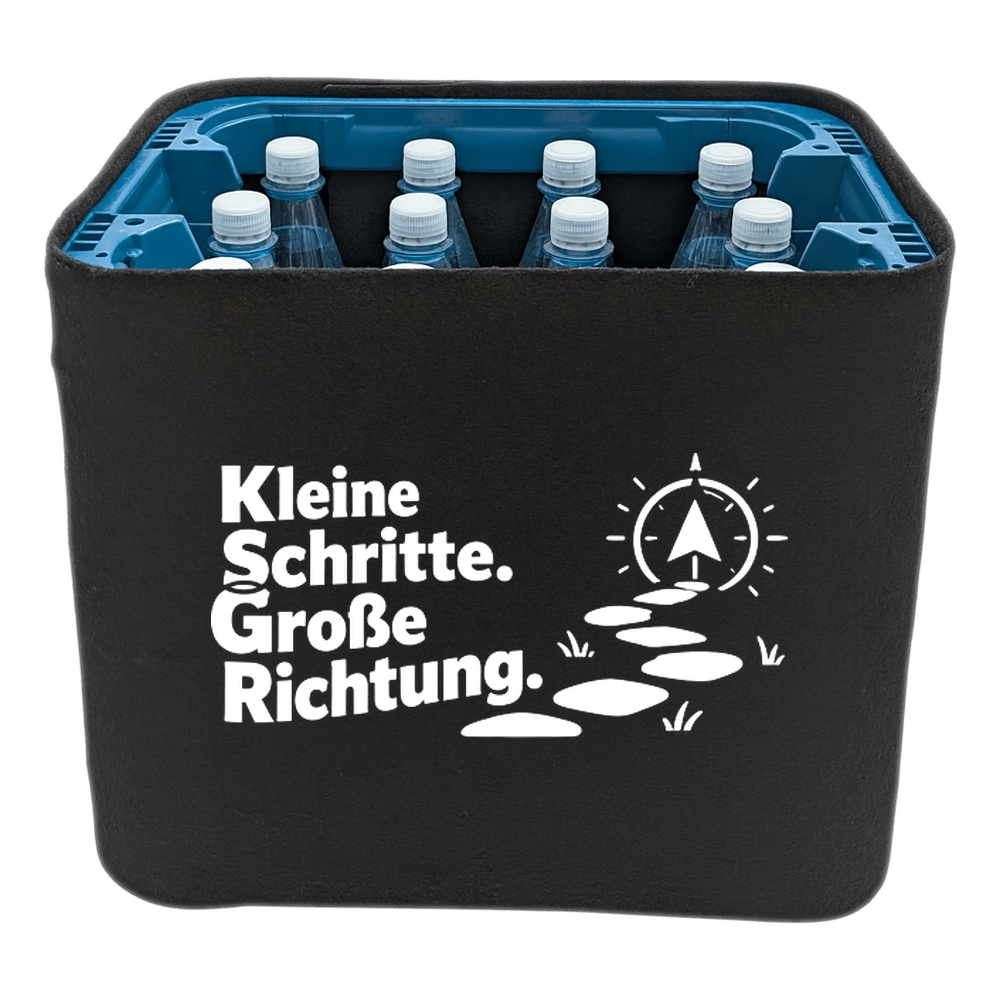 KistenBlende „Kleine Schritte. Große Richtung.“ – Wasserkiste für PET-Flaschen, schwarze Filzblende mit Motiv.