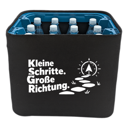 KistenBlende „Kleine Schritte. Große Richtung.“ – Wasserkiste für PET-Flaschen, schwarze Filzblende mit Motiv.