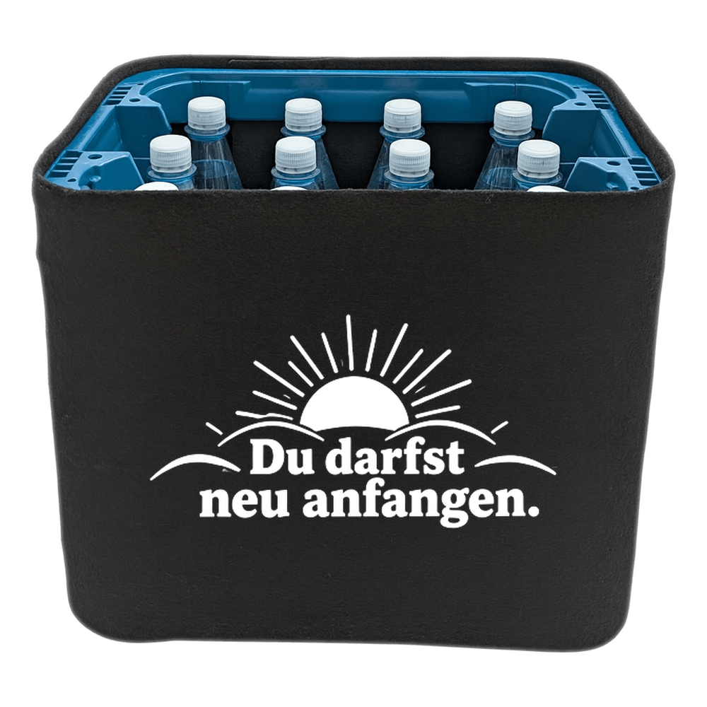 KistenBlende „Du darfst neu anfangen.“ – Wasserkiste für PET-Flaschen, schwarze Filzblende mit Motiv.