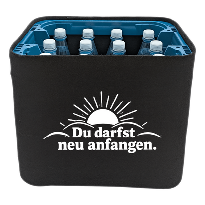 KistenBlende „Du darfst neu anfangen.“ – Wasserkiste für PET-Flaschen, schwarze Filzblende mit Motiv.