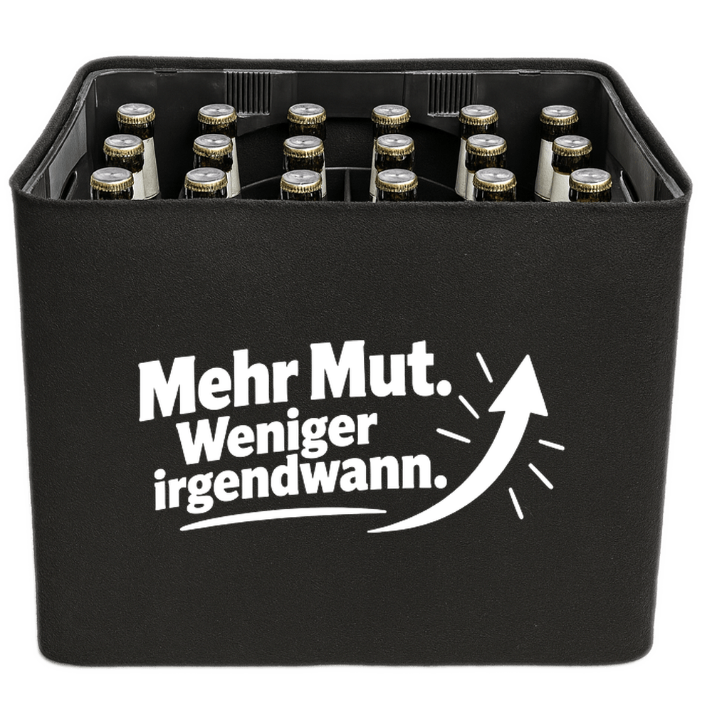 KistenBlende „Mehr Mut. Weniger irgendwann.“ – Bierkasten 24 × 0,33 l, schwarze Filzblende mit Motiv.