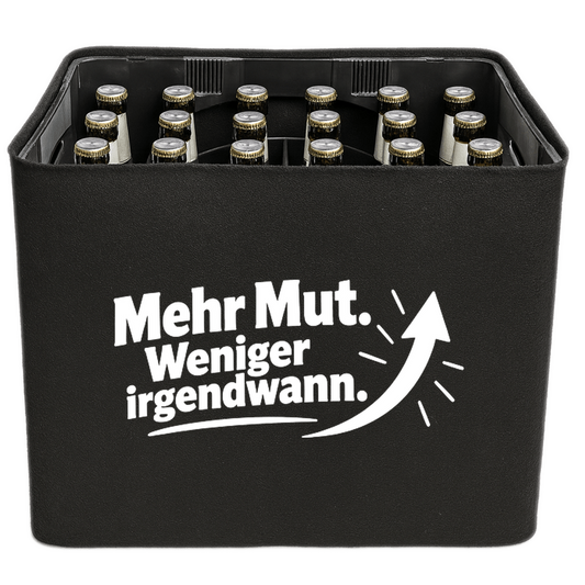KistenBlende „Mehr Mut. Weniger irgendwann.“ – Bierkasten 24 × 0,33 l, schwarze Filzblende mit Motiv.