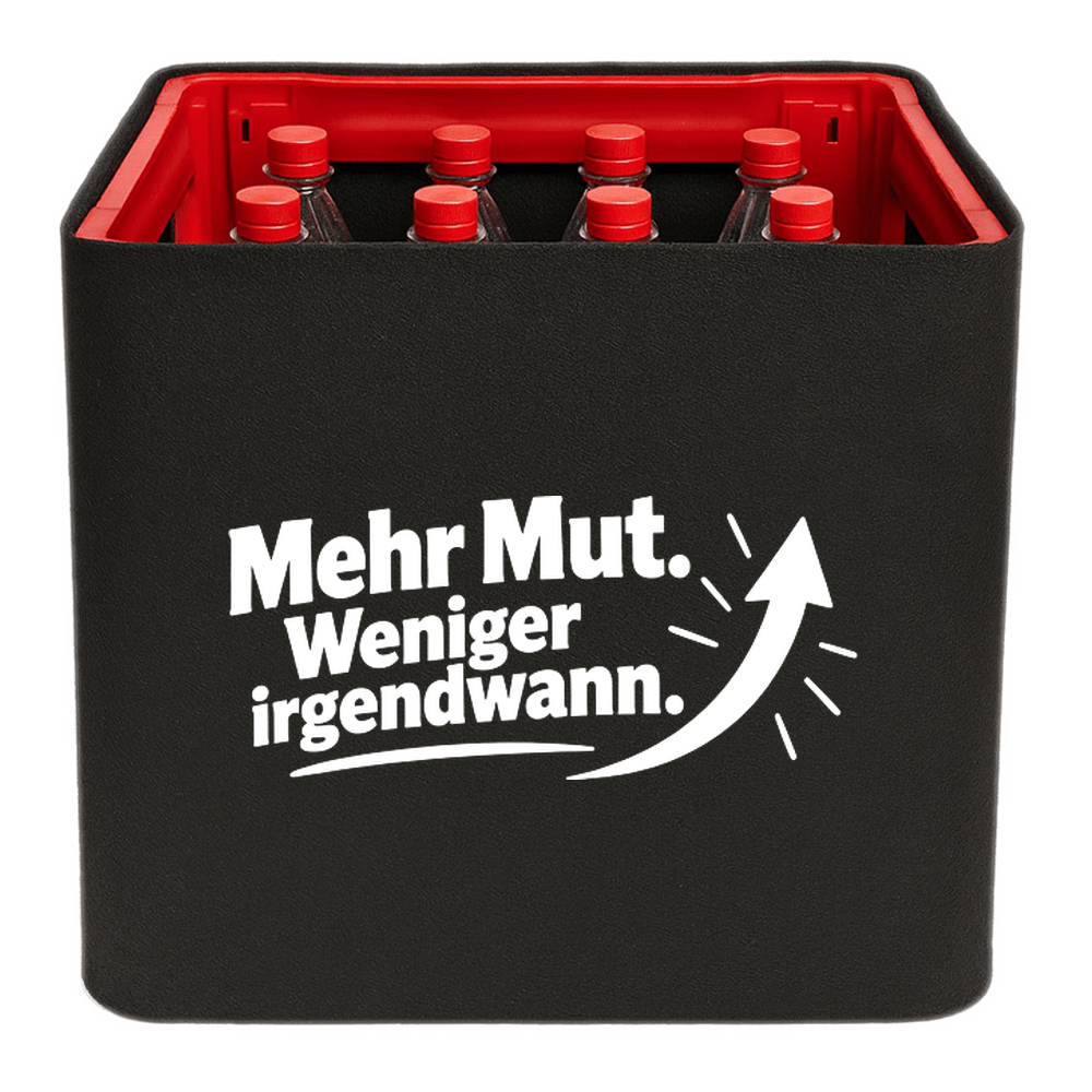 KistenBlende „Mehr Mut. Weniger irgendwann.“ – Limonadenkiste für PET-Flaschen, schwarze Filzblende mit Motiv.