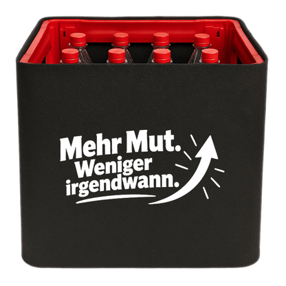 KistenBlende „Mehr Mut. Weniger irgendwann.“ – Limonadenkiste für PET-Flaschen, schwarze Filzblende mit Motiv.