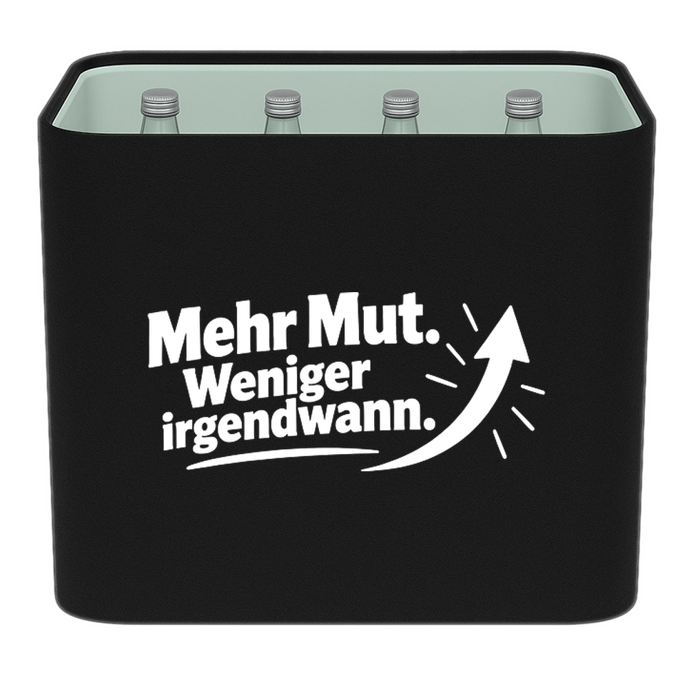 KistenBlende „Mehr Mut. Weniger irgendwann.“ – Wasserkiste für Glasflaschen, schwarze Filzblende mit Motiv.