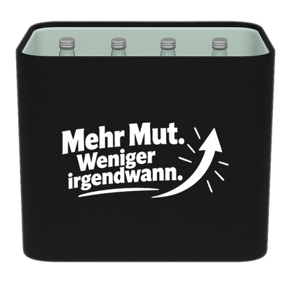 KistenBlende „Mehr Mut. Weniger irgendwann.“ – Wasserkiste für Glasflaschen, schwarze Filzblende mit Motiv.