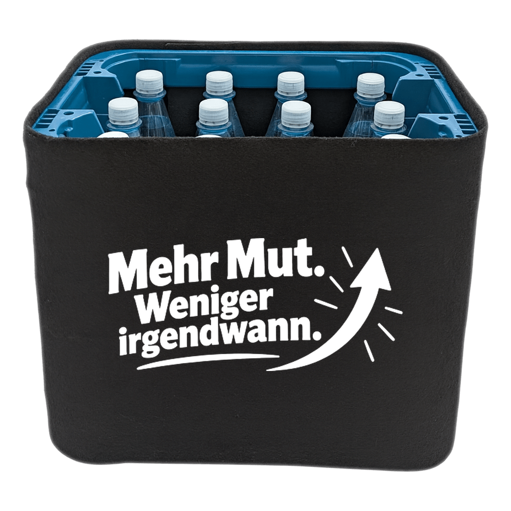 KistenBlende „Mehr Mut. Weniger irgendwann.“ – Wasserkiste für PET-Flaschen, schwarze Filzblende mit Motiv.