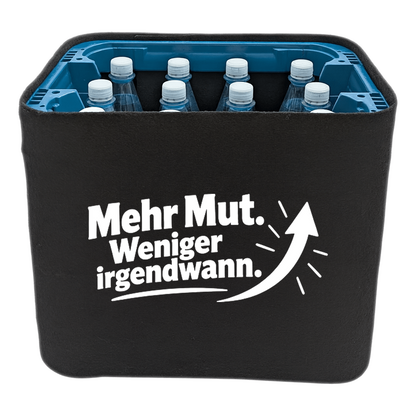KistenBlende „Mehr Mut. Weniger irgendwann.“ – Wasserkiste für PET-Flaschen, schwarze Filzblende mit Motiv.