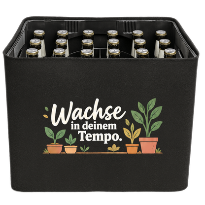 KistenBlende „Wachse in deinem Tempo.“ – Bierkasten 24 × 0,33 l, schwarze Filzblende mit Motiv.