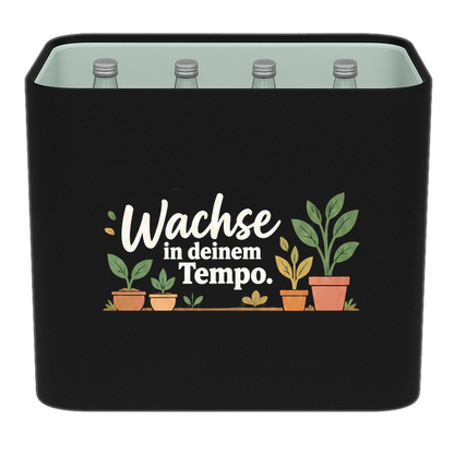 KistenBlende „Wachse in deinem Tempo.“ – Wasserkiste für Glasflaschen, schwarze Filzblende mit Motiv.