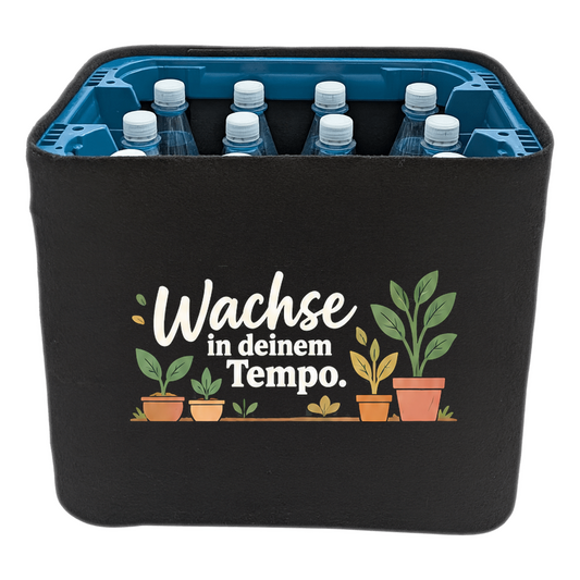 KistenBlende „Wachse in deinem Tempo.“ – Wasserkiste für PET-Flaschen, schwarze Filzblende mit Motiv.