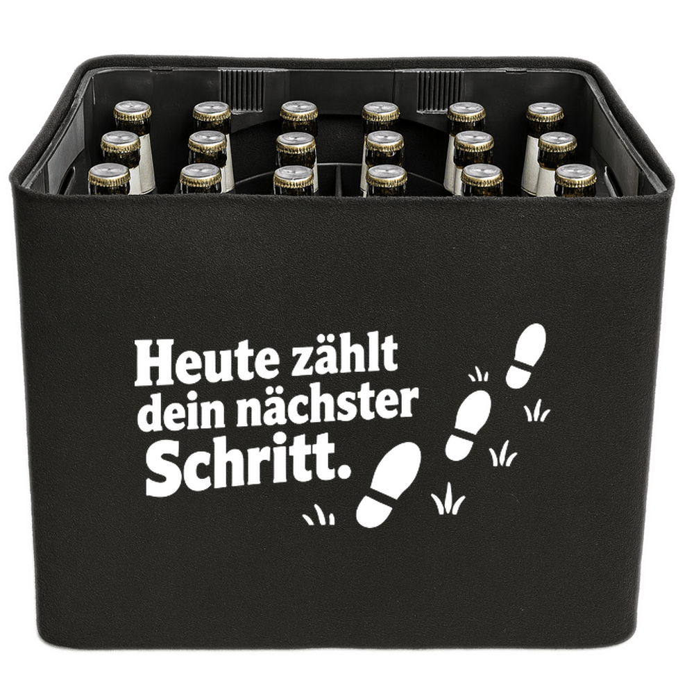 KistenBlende „Heute zählt dein nächster Schritt.“ – Bierkasten 24 × 0,33 l, schwarze Filzblende mit Motiv.