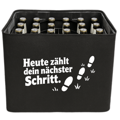 KistenBlende „Heute zählt dein nächster Schritt.“ – Bierkasten 24 × 0,33 l, schwarze Filzblende mit Motiv.