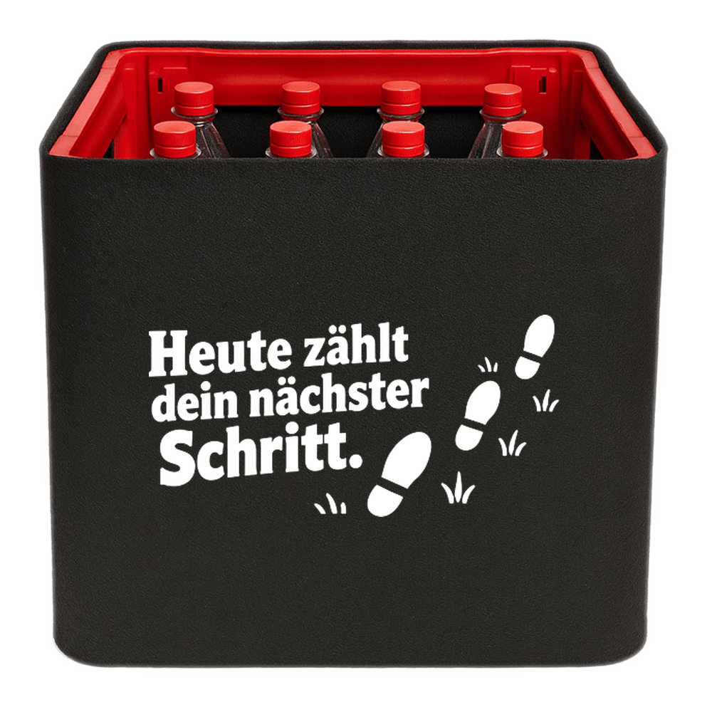 KistenBlende „Heute zählt dein nächster Schritt.“ – Limonadenkiste für PET-Flaschen, schwarze Filzblende mit Motiv.