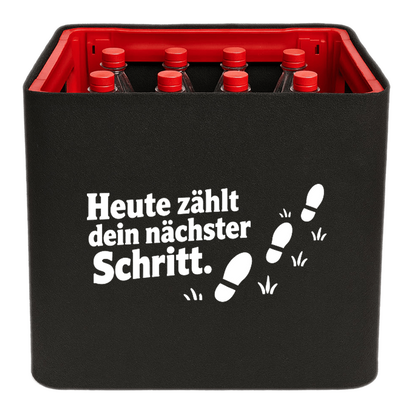 KistenBlende „Heute zählt dein nächster Schritt.“ – Limonadenkiste für PET-Flaschen, schwarze Filzblende mit Motiv.