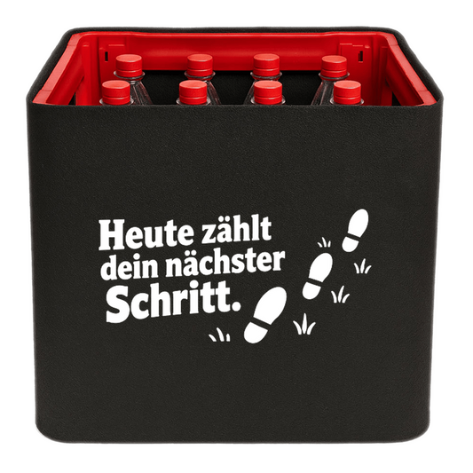 KistenBlende „Heute zählt dein nächster Schritt.“ – Limonadenkiste für PET-Flaschen, schwarze Filzblende mit Motiv.