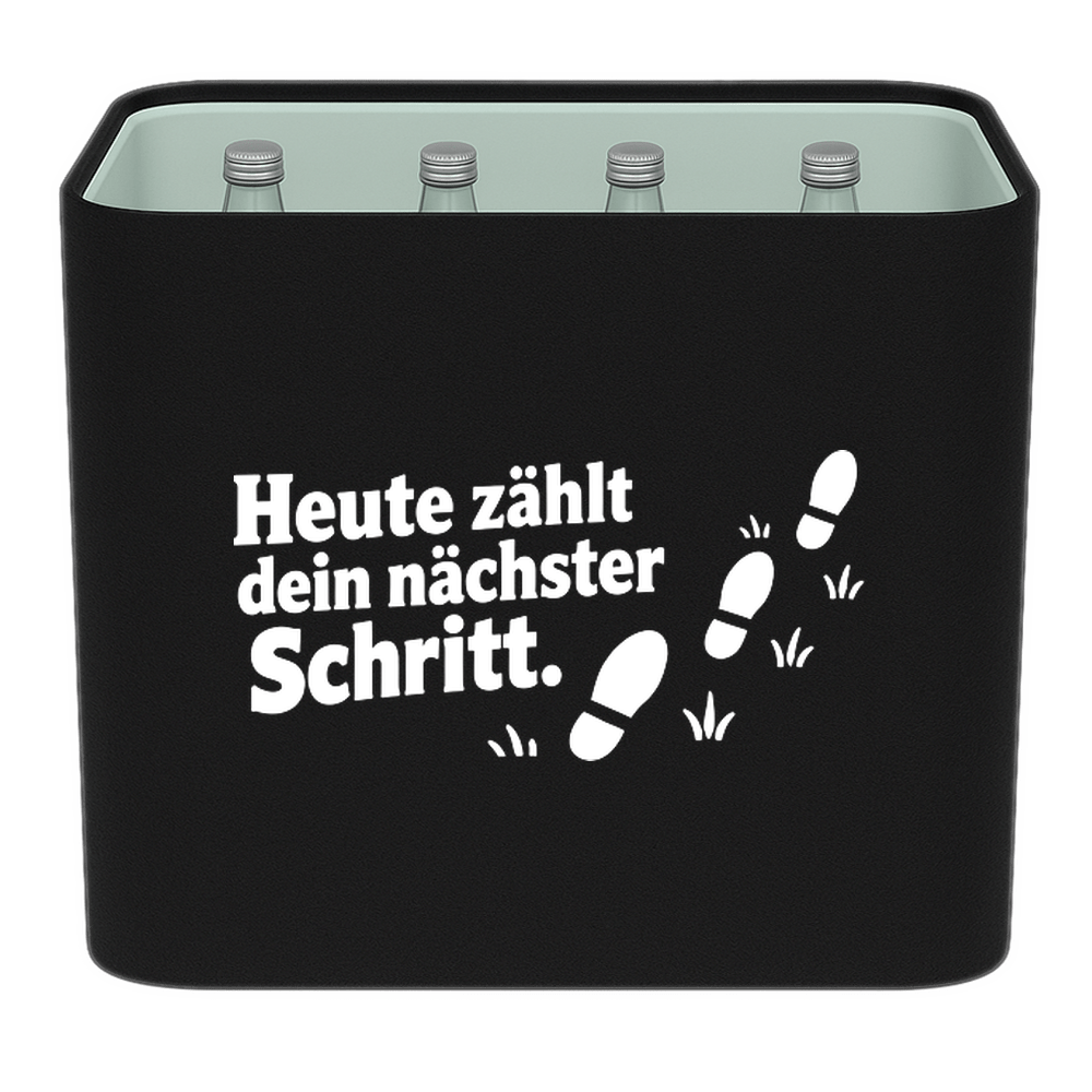 KistenBlende „Heute zählt dein nächster Schritt.“ – Wasserkiste für Glasflaschen, schwarze Filzblende mit Motiv.
