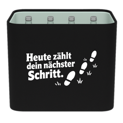 KistenBlende „Heute zählt dein nächster Schritt.“ – Wasserkiste für Glasflaschen, schwarze Filzblende mit Motiv.