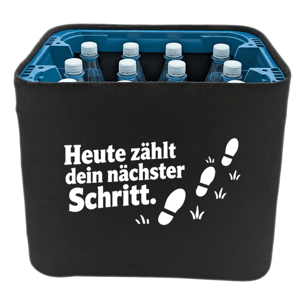 KistenBlende „Heute zählt dein nächster Schritt.“ – Wasserkiste für PET-Flaschen, schwarze Filzblende mit Motiv.