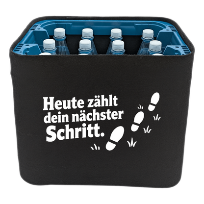 KistenBlende „Heute zählt dein nächster Schritt.“ – Wasserkiste für PET-Flaschen, schwarze Filzblende mit Motiv.