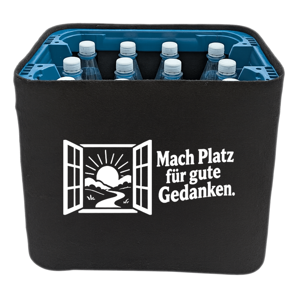 KistenBlende „Mach Platz für gute Gedanken.“ – Wasserkiste für PET-Flaschen, schwarze Filzblende mit Motiv.