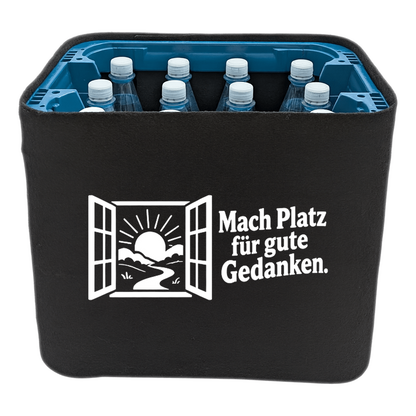 KistenBlende „Mach Platz für gute Gedanken.“ – Wasserkiste für PET-Flaschen, schwarze Filzblende mit Motiv.