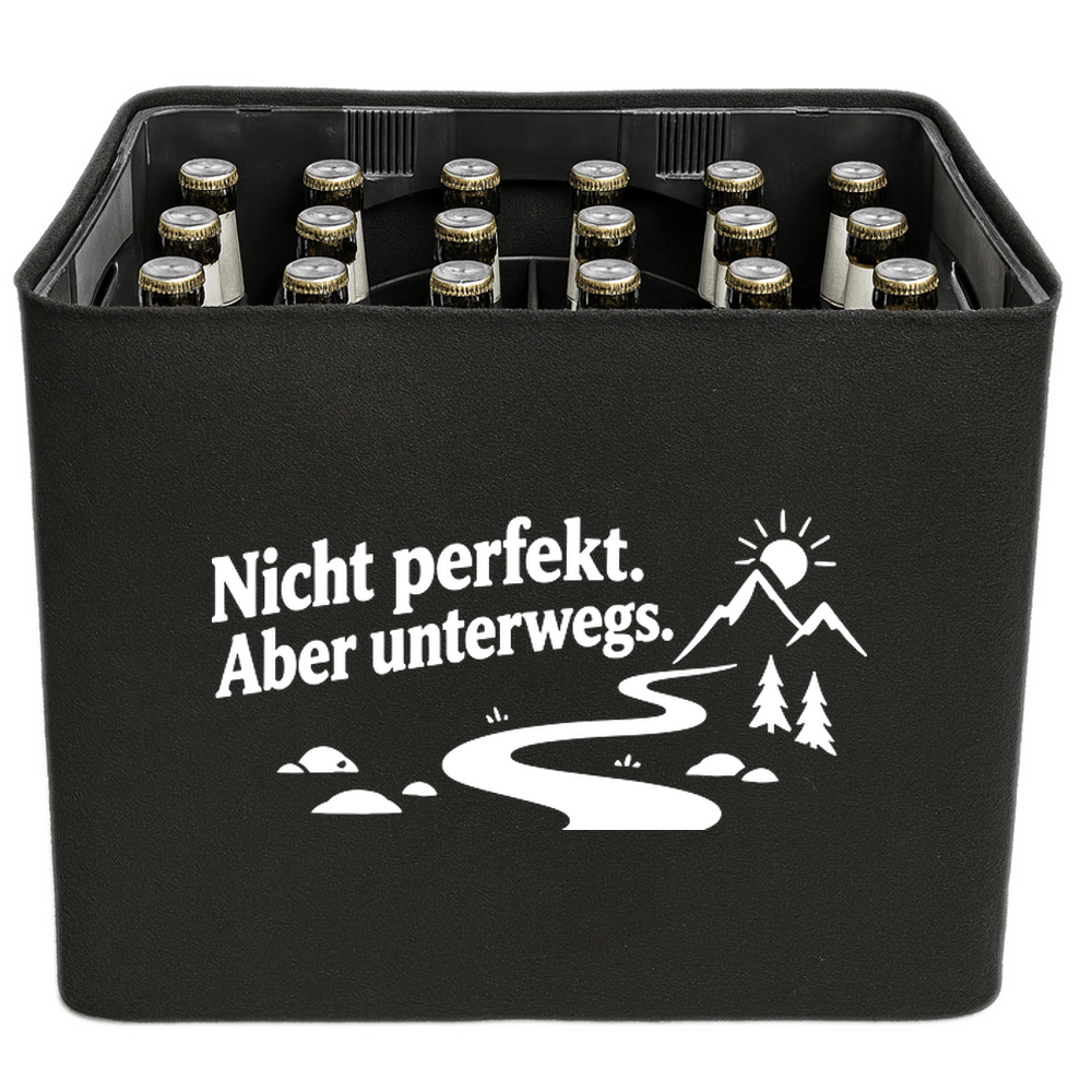 KistenBlende „Nicht perfekt. Aber unterwegs.“ – Bierkasten 24 × 0,33 l, schwarze Filzblende mit Motiv.