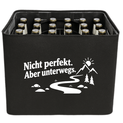 KistenBlende „Nicht perfekt. Aber unterwegs.“ – Bierkasten 24 × 0,33 l, schwarze Filzblende mit Motiv.